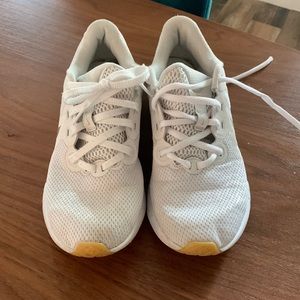 Nike white renew tennis shoes gold size 7.5